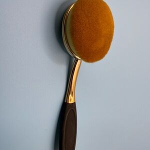 Oval Makeup Brush with Gold Handle